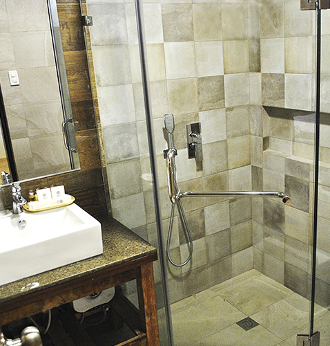 hot and cold Shower big bathroom complete amenities dive resort